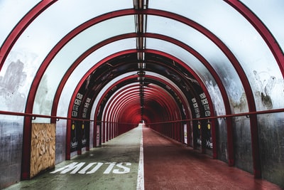 空的红白玻璃隧道